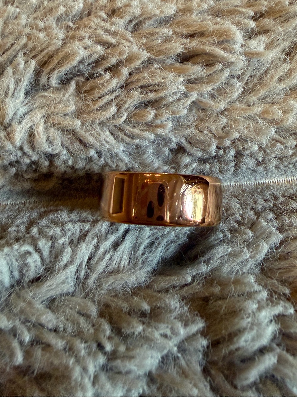 Oura Gold Ring Sensor with Multicolor Silicone Covers